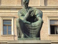 Spomenik Josipu Juraju Strossmayeru (rad kipara Ivana Meštrovića)